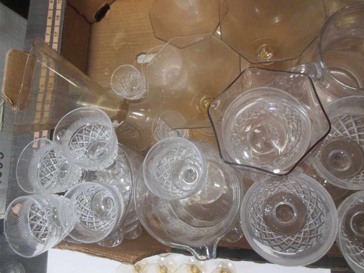 A quantity of various glassware to include wine rinsers, decanters, glasses etc (qty)Footnote: - Bild 10 aus 10