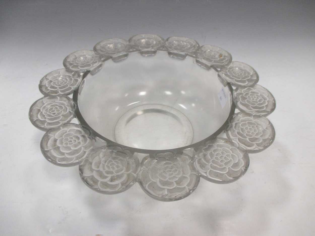 A Lalique glass bowl with repeating flower head border 27cm diameterFootnote: Provenance: Julians - Bild 3 aus 4