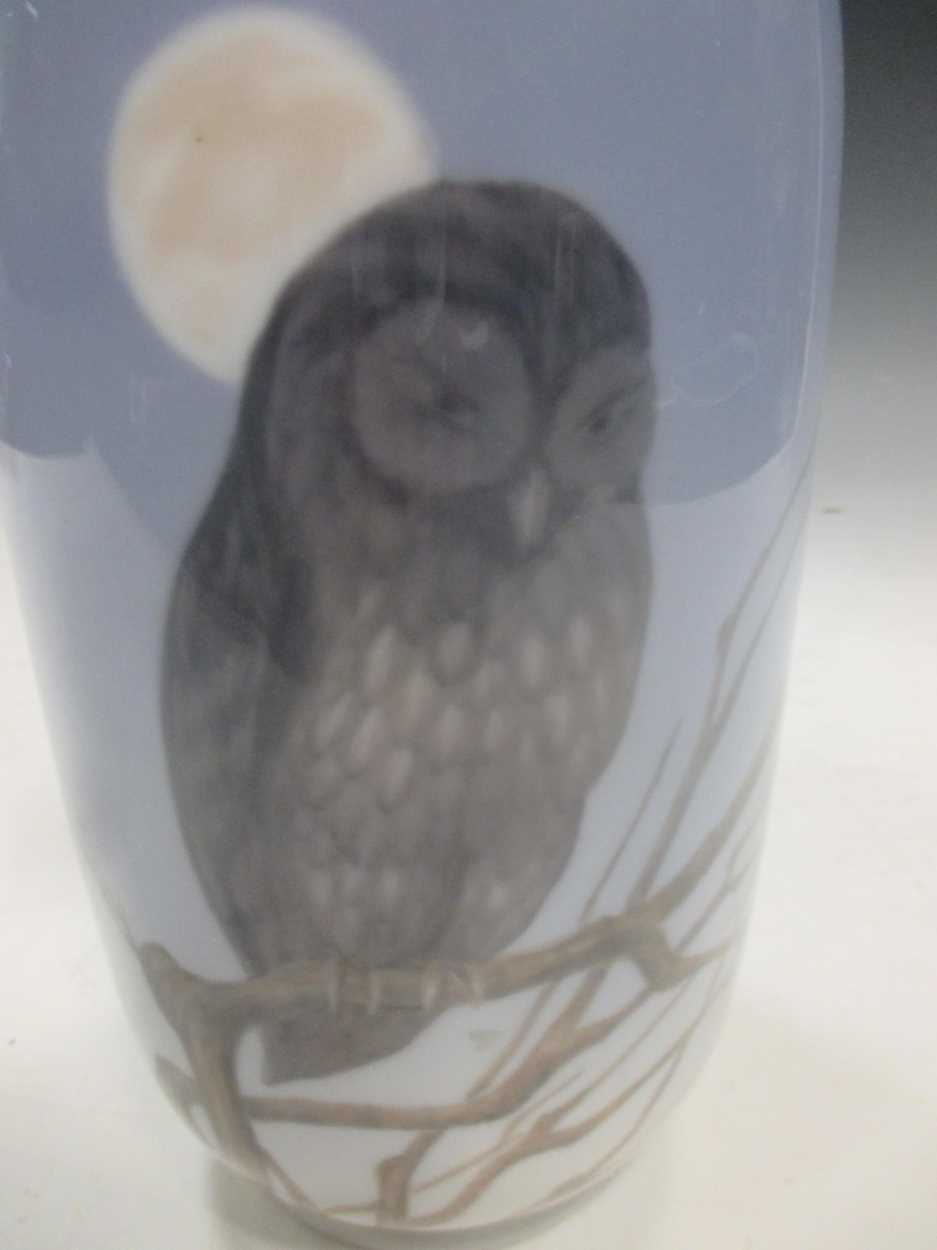 A Royal Copenhagen porcelain vase decorated with a moonlit owl, 21cm high - Bild 3 aus 4