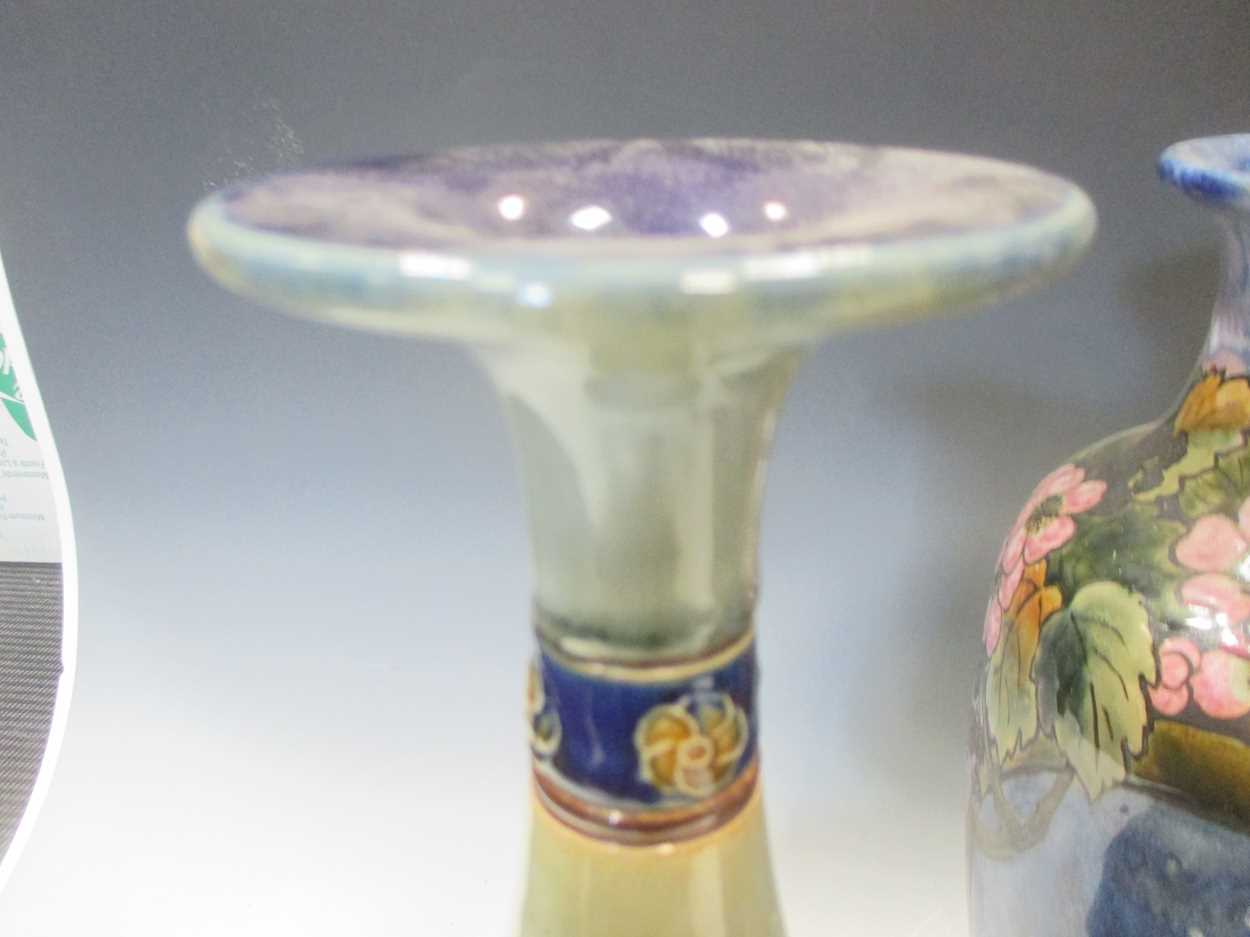 A collection of Royal Doulton ceramics including a pair of bottle neck vases (1 A/F), a large vase - Bild 3 aus 9