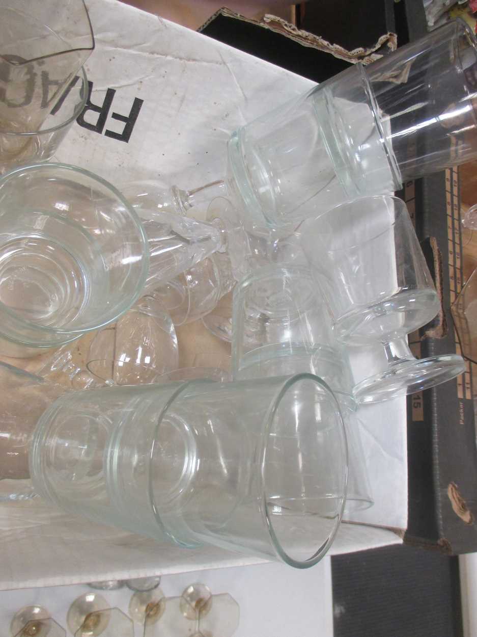 A quantity of various glassware to include wine rinsers, decanters, glasses etc (qty)Footnote: - Bild 9 aus 10