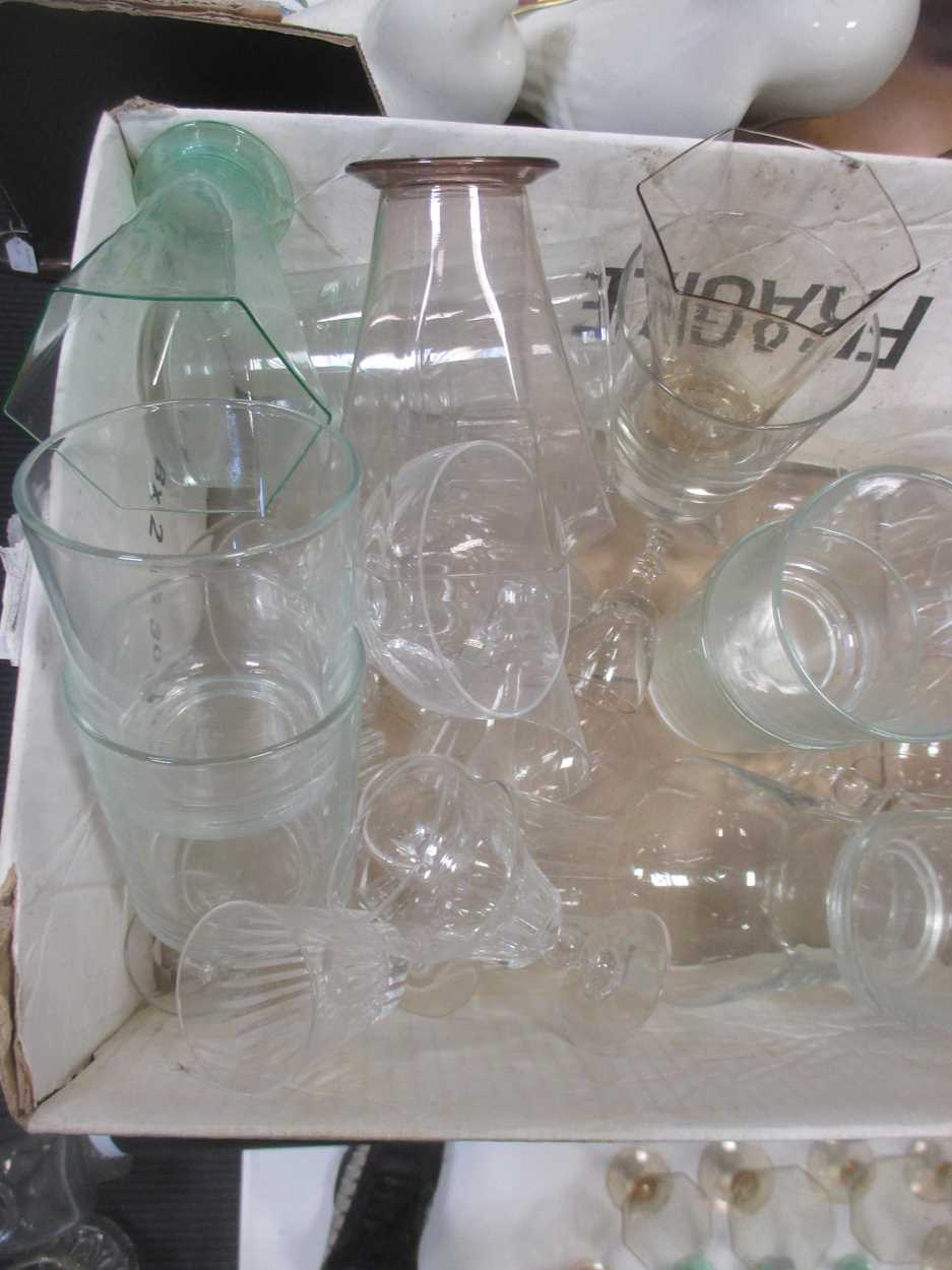 A quantity of various glassware to include wine rinsers, decanters, glasses etc (qty)Footnote: - Bild 8 aus 10