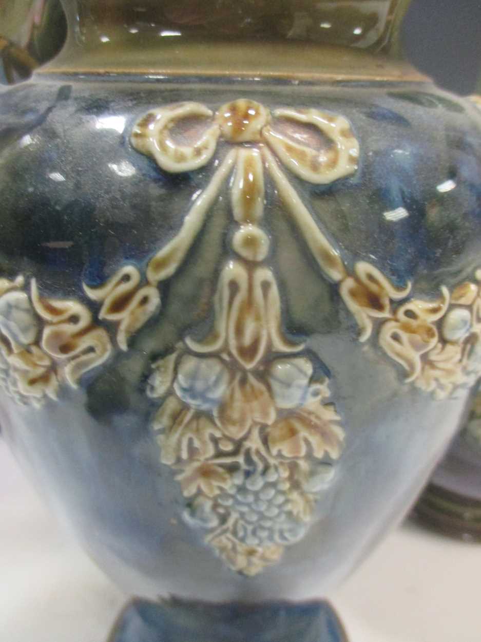 A collection of Royal Doulton ceramics including a pair of bottle neck vases (1 A/F), a large vase - Bild 8 aus 9