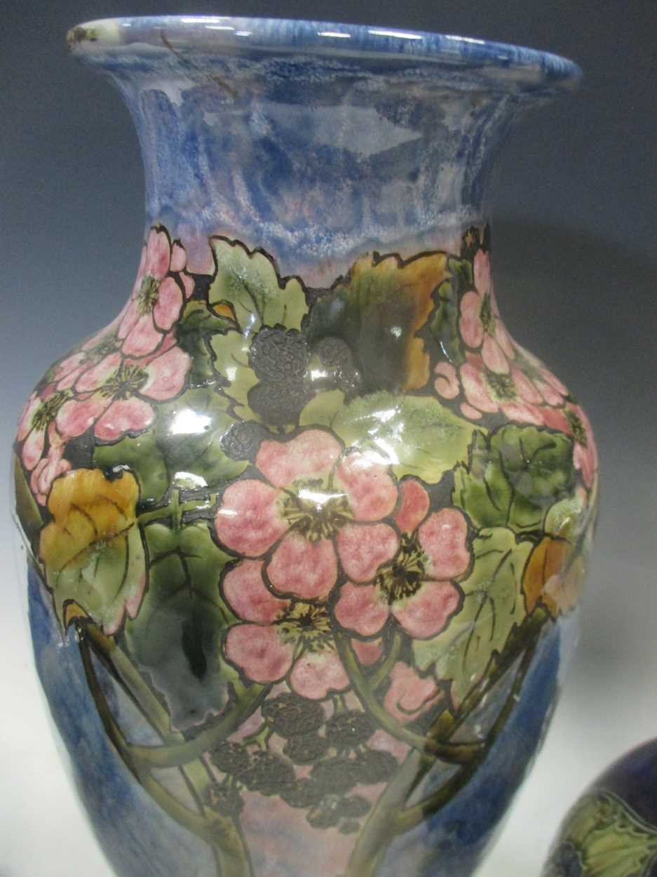 A collection of Royal Doulton ceramics including a pair of bottle neck vases (1 A/F), a large vase - Bild 4 aus 9
