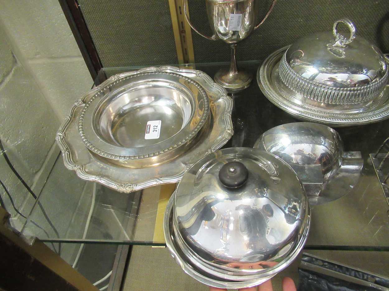 A large collection of silverplated ware including bowls, teapot, muffineers, flatware, condiments - Bild 6 aus 6