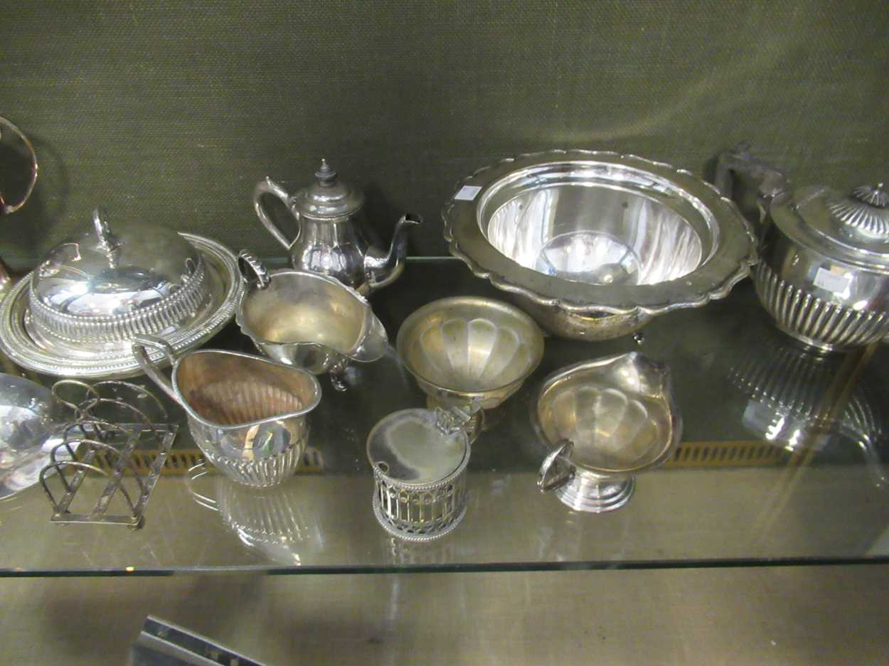 A large collection of silverplated ware including bowls, teapot, muffineers, flatware, condiments - Bild 4 aus 6