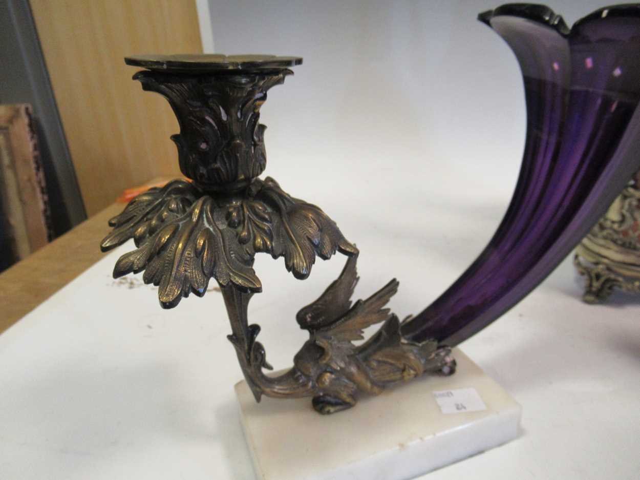A three bottle decanter frame (one neck damaged), 2 Staffordshire figures, a purple glass horn - Bild 4 aus 4