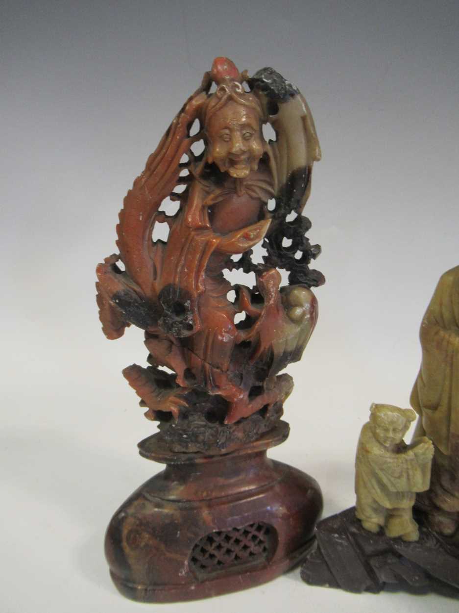 A collection of eight chinese soapstone figures and figure groups - Bild 4 aus 5