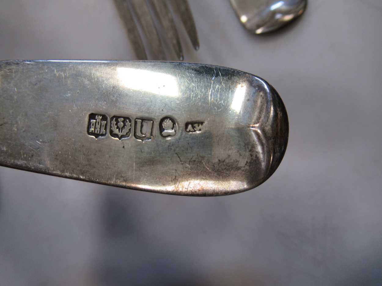 Six Scottish 19th century silver forks and spoons, 13 ozt (6) - Bild 2 aus 4