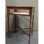 An Edwardian mahogany bijouterie table with crossbanded top, 73 x 53 x 38cm