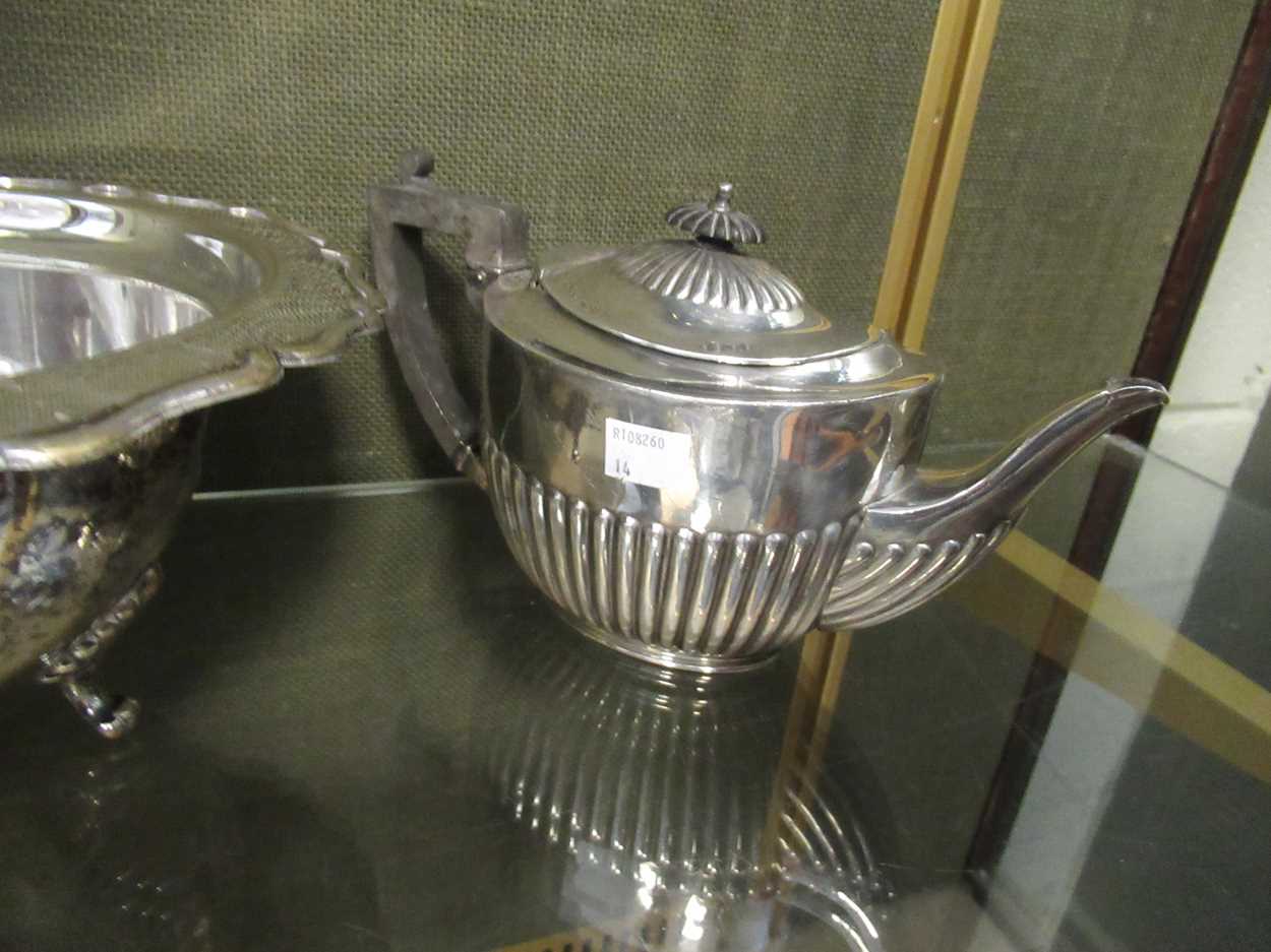 A large collection of silverplated ware including bowls, teapot, muffineers, flatware, condiments - Bild 3 aus 6