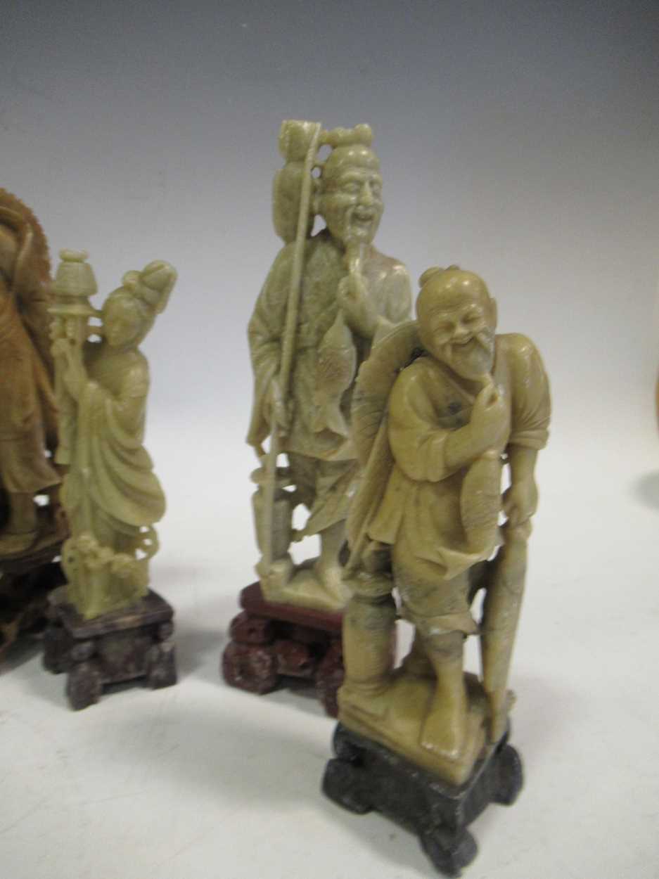 A collection of eight chinese soapstone figures and figure groups - Bild 5 aus 5