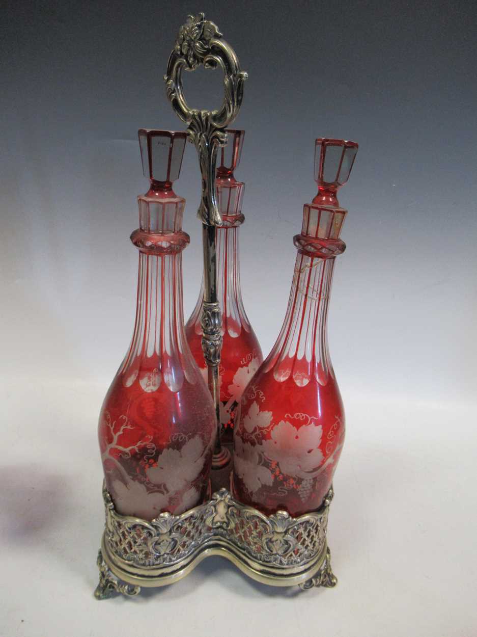 A three bottle decanter frame (one neck damaged), 2 Staffordshire figures, a purple glass horn - Bild 3 aus 4