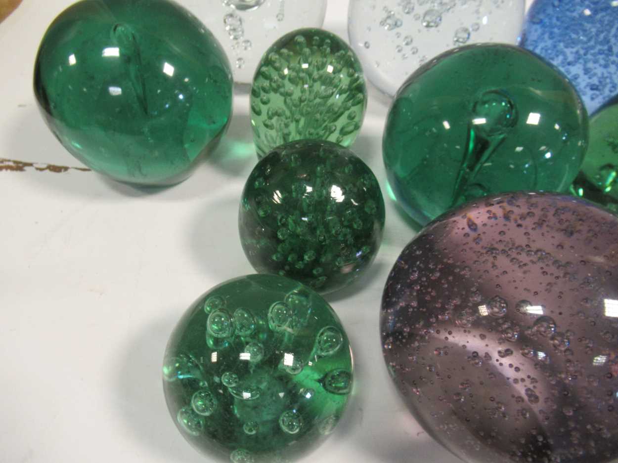 A collection of glass dumps and spheres, (16) - Bild 2 aus 4