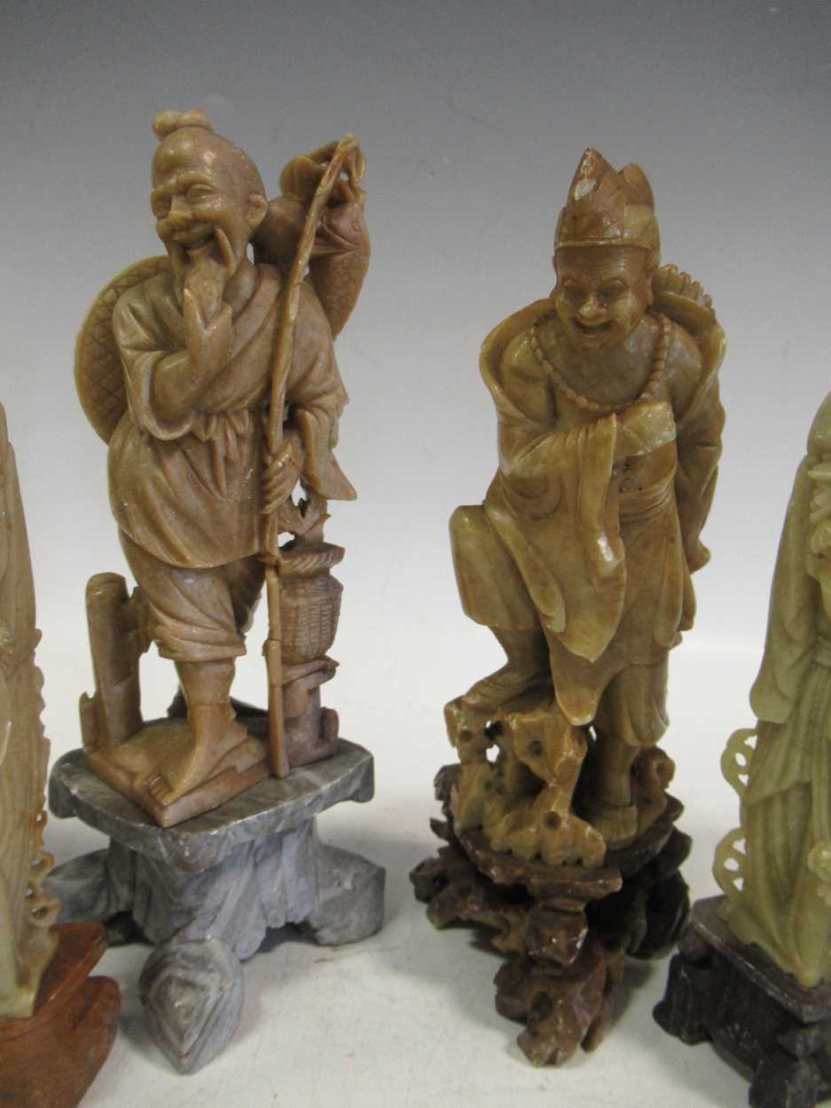 A collection of eight chinese soapstone figures and figure groups - Bild 3 aus 5