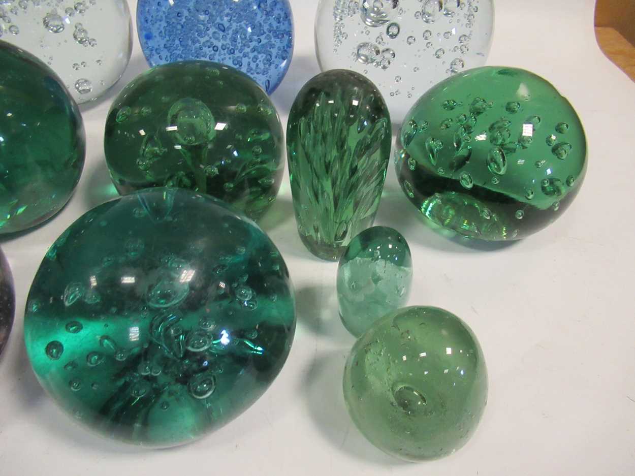 A collection of glass dumps and spheres, (16) - Bild 3 aus 4