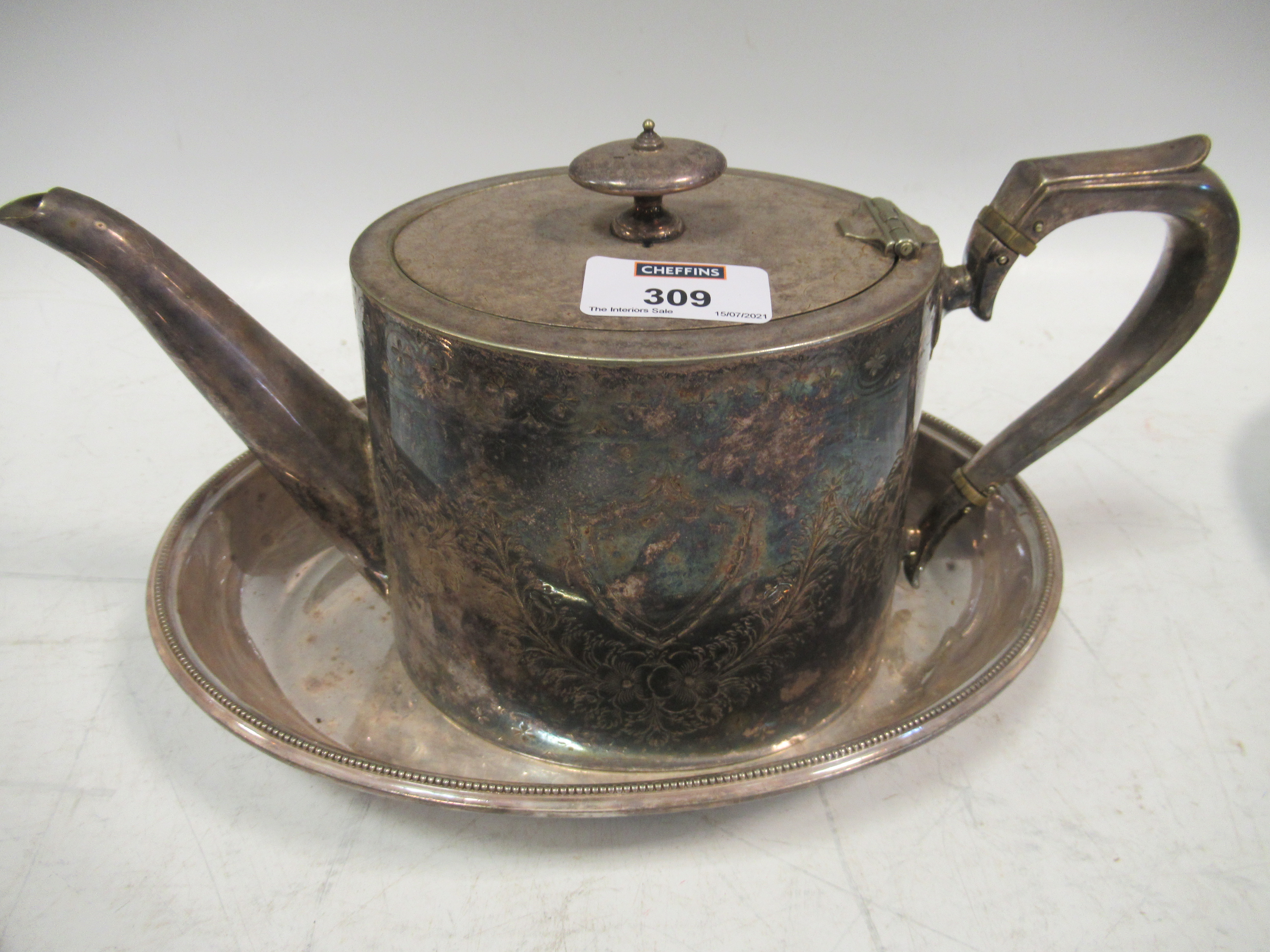 A collection of electroplated wares, including a pair of entrée dishes, a tea pot, tongs etc. - Bild 7 aus 10