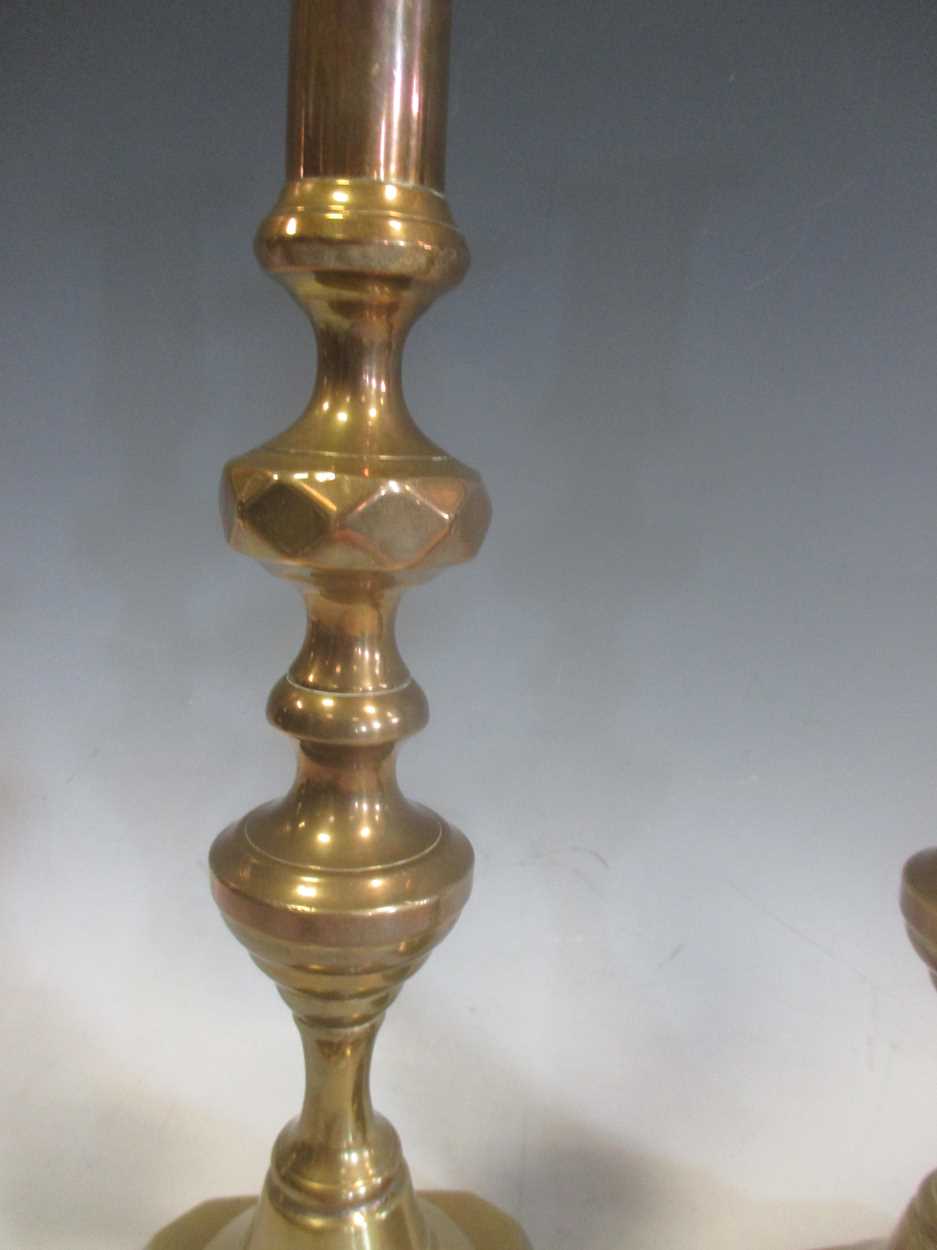 A pair of brass candlesticks 30cm high (2) - Bild 2 aus 3