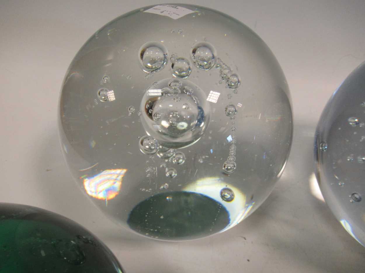 A collection of glass dumps and spheres, (16) - Bild 4 aus 4