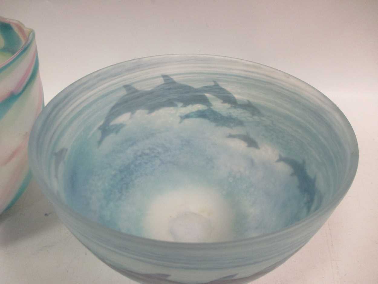 A Malcolm Sutcliffe glass bowl decorated with dolphins and another unsigned art glass bowl (2) - Bild 2 aus 4