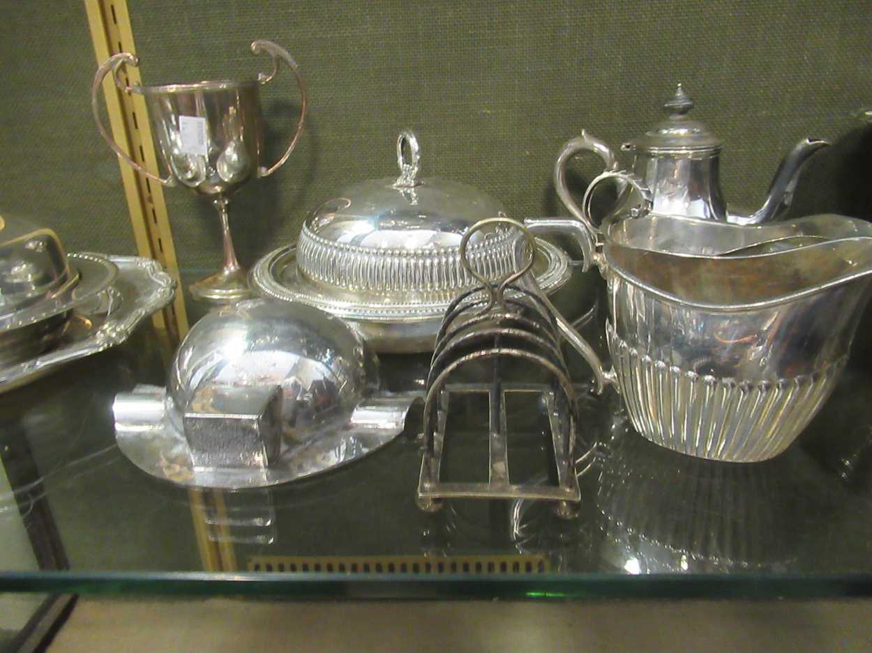 A large collection of silverplated ware including bowls, teapot, muffineers, flatware, condiments - Bild 5 aus 6