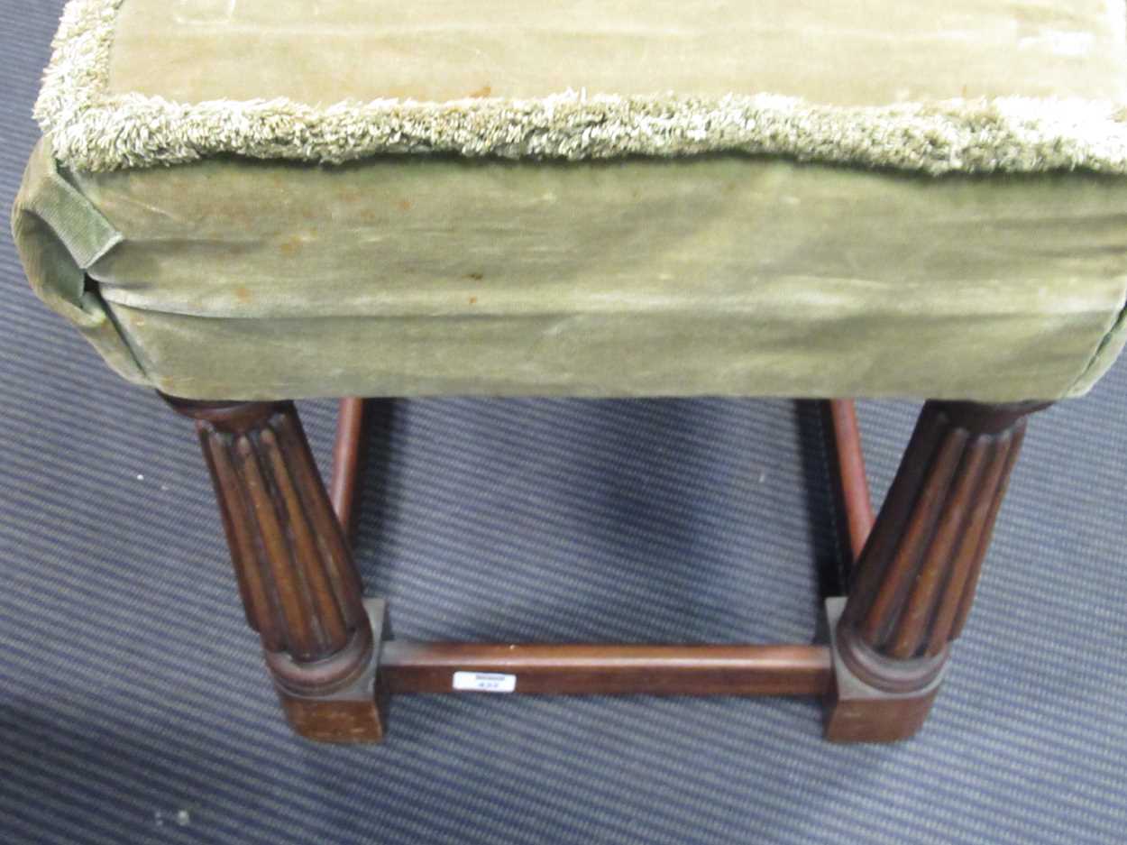 A rectangular mahogany footstool, with green upholstery on four reeded legs and stretchers 49 x - Bild 4 aus 5