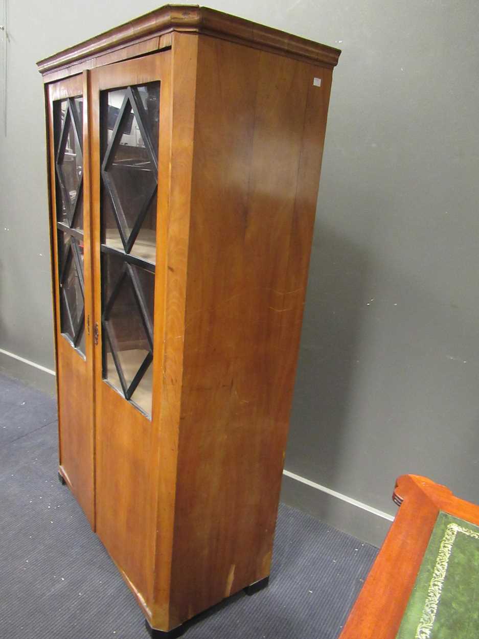 A two door Biedermeier book case, 163 x 99.5 x 44.5cmCondition report: Top is very scratched, - Bild 3 aus 5