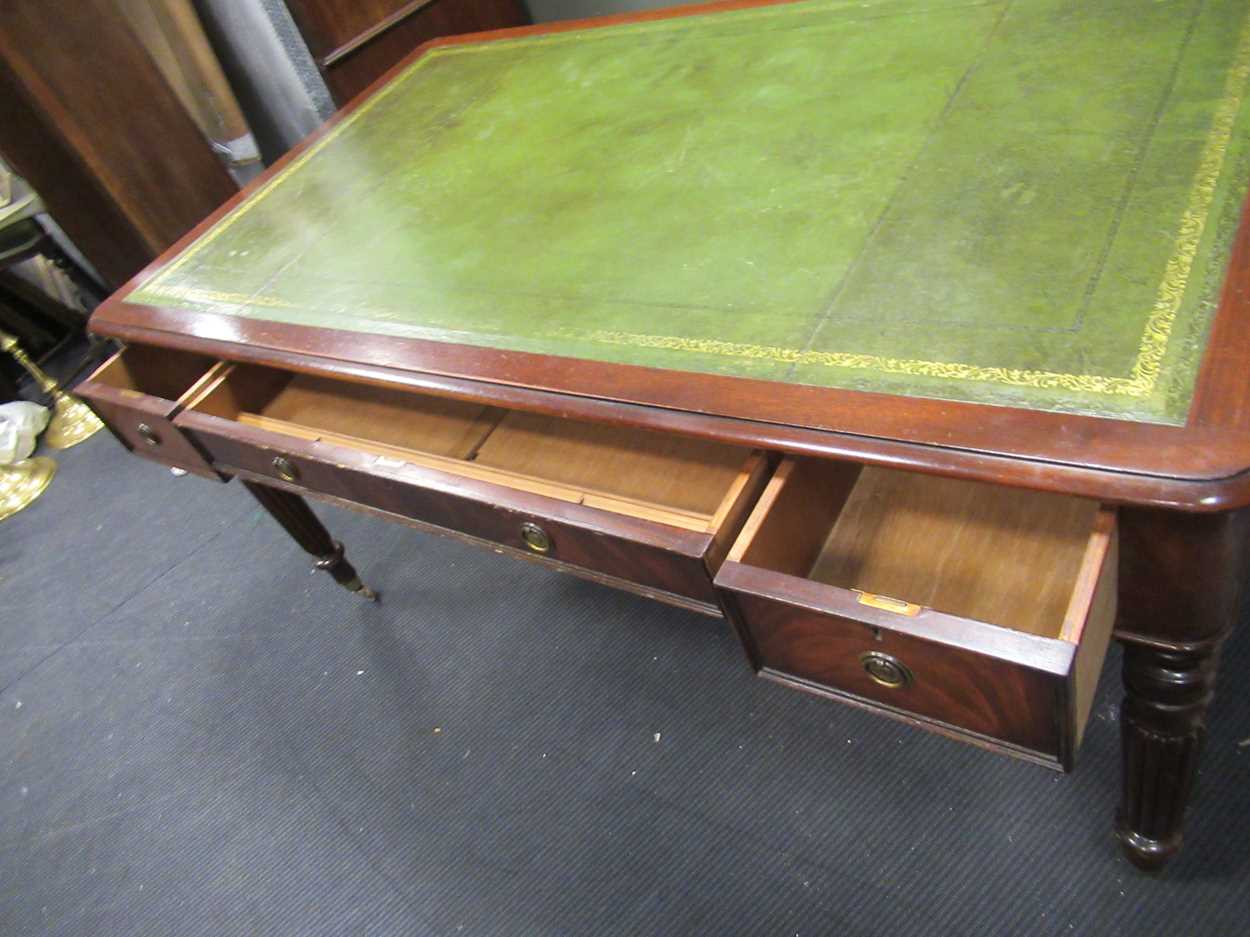 A Victorian style mahogany writing table with lined top 75 x 151 x 90cm - Bild 5 aus 7