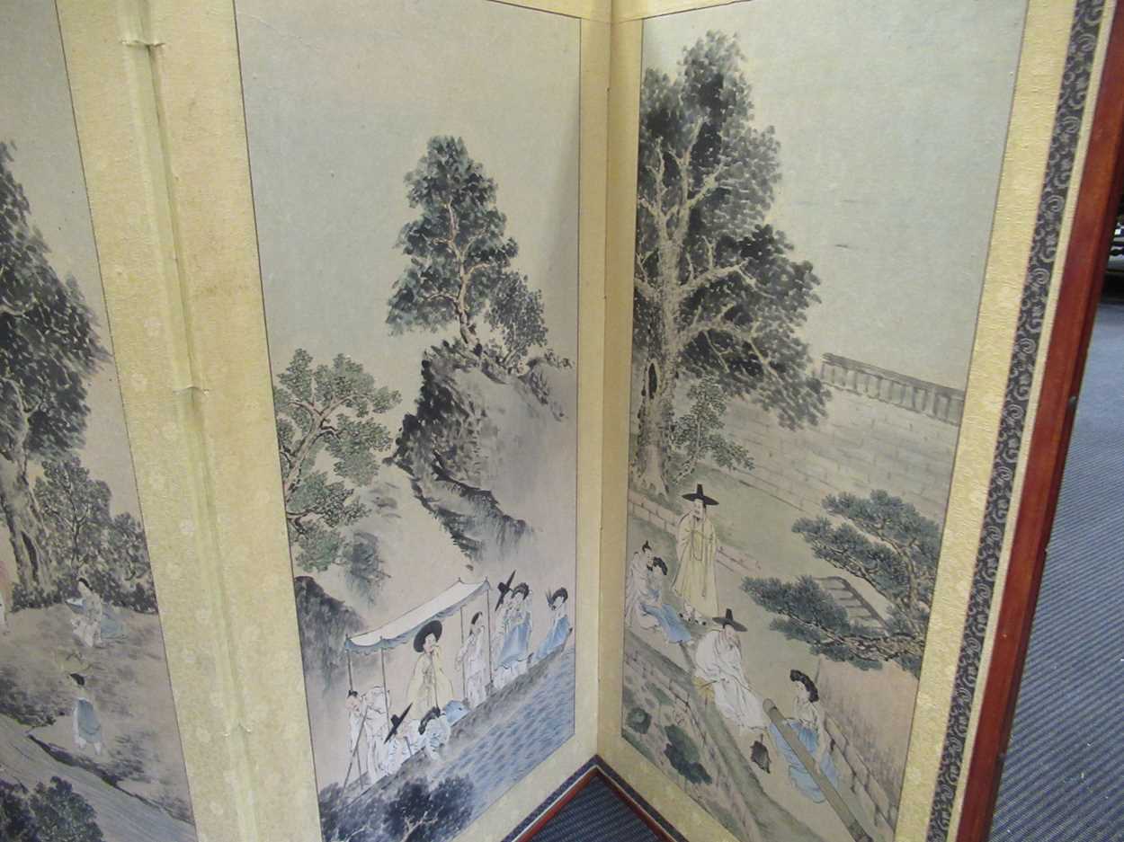 A 20th century Korean four-fold screen, decorated with leisurely pursuits, 88 x 166cm - Bild 3 aus 3