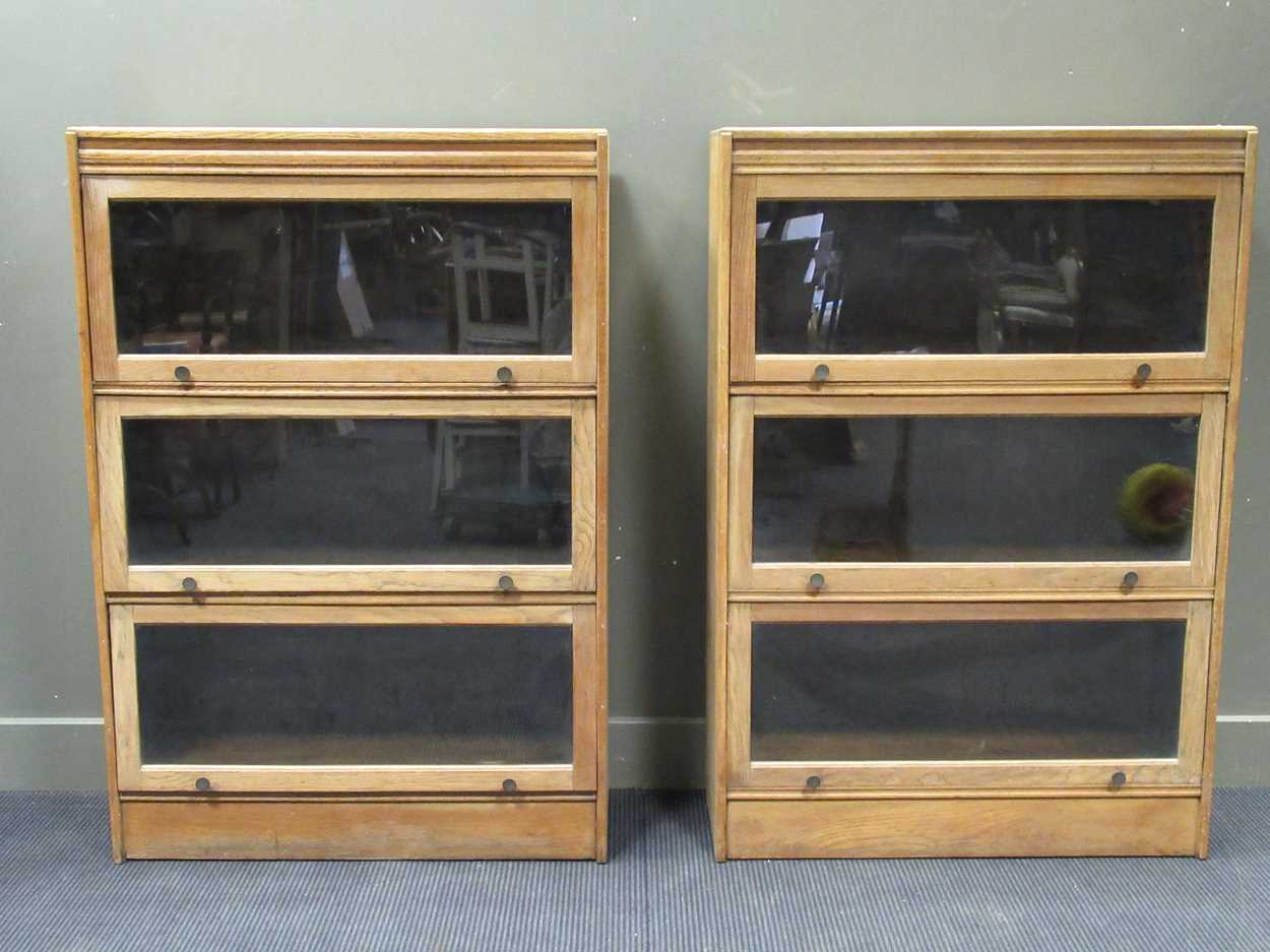 A pair of oak Globe Wernike style bookcases each with three compartments 129 x 88 x 34cm - Bild 7 aus 8