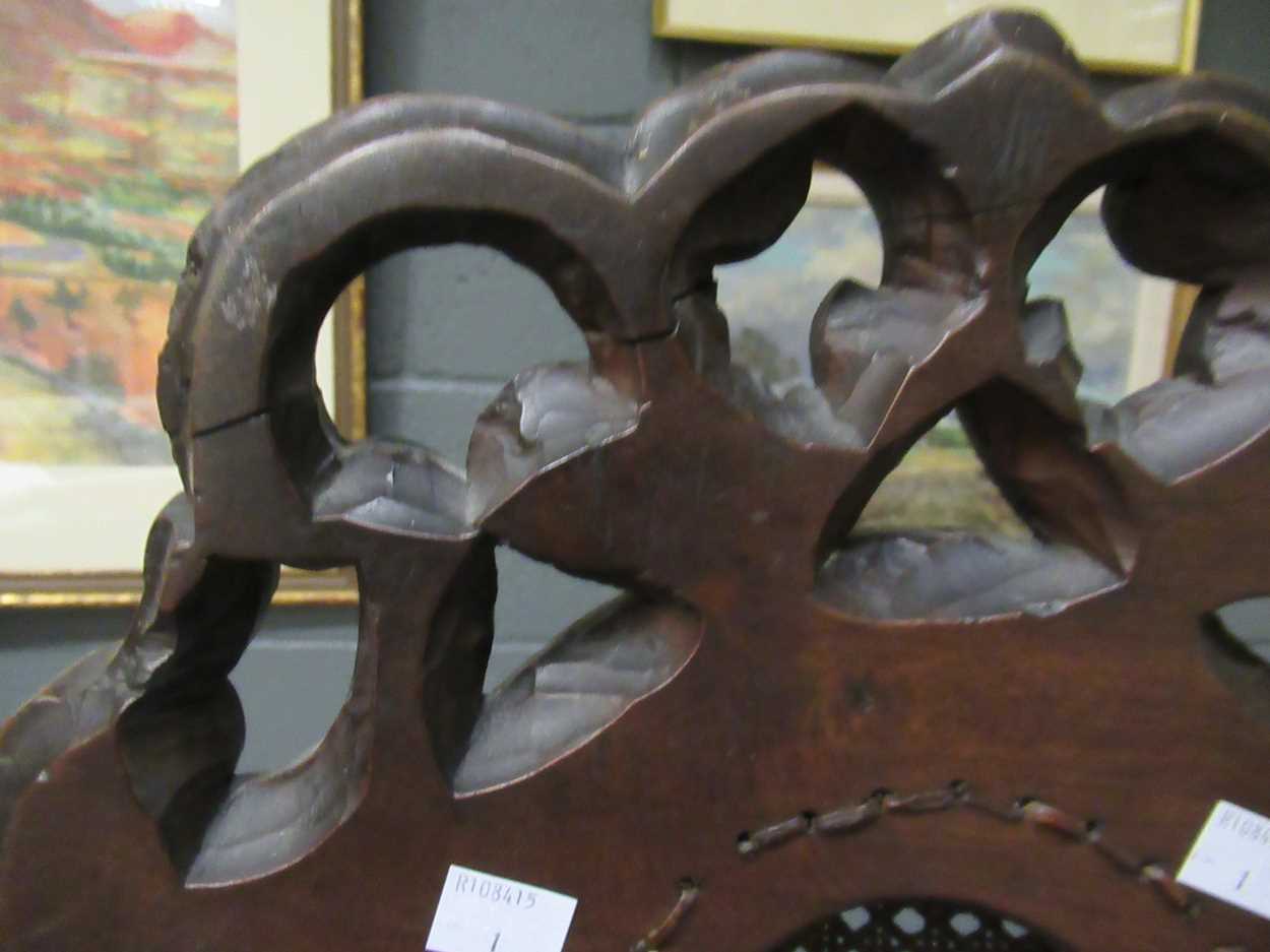 A pair of 17th century walnut side chairs - Bild 4 aus 6