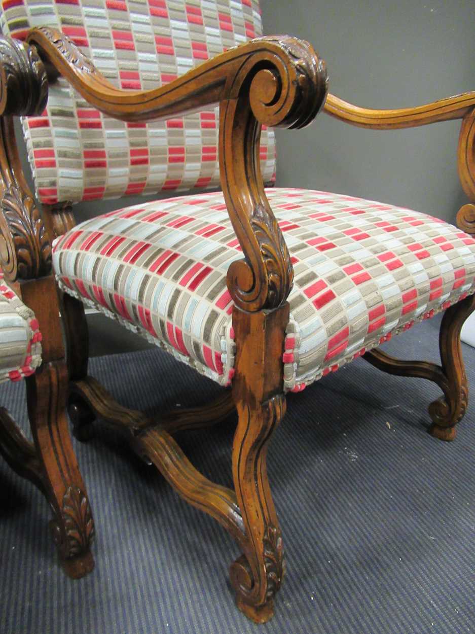 A pair of oak elbow chairs in the 17th century style, upholstered in modern rectangular panel - Bild 2 aus 5