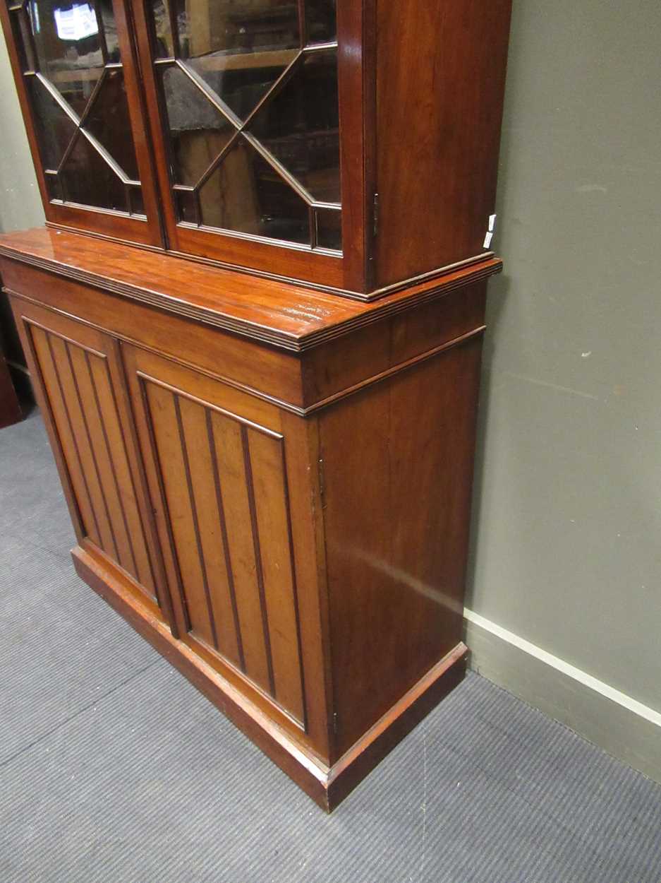 Mahogany bookcase with astragal glazed doors, 19th century 207 x 106 x 46cm - Bild 4 aus 6