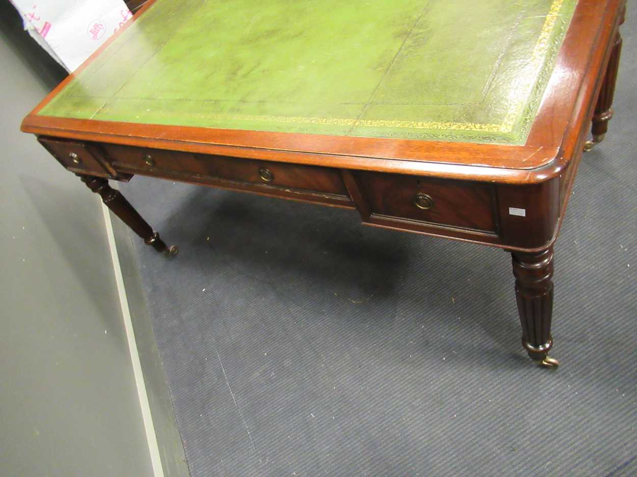 A Victorian style mahogany writing table with lined top 75 x 151 x 90cm - Bild 2 aus 7