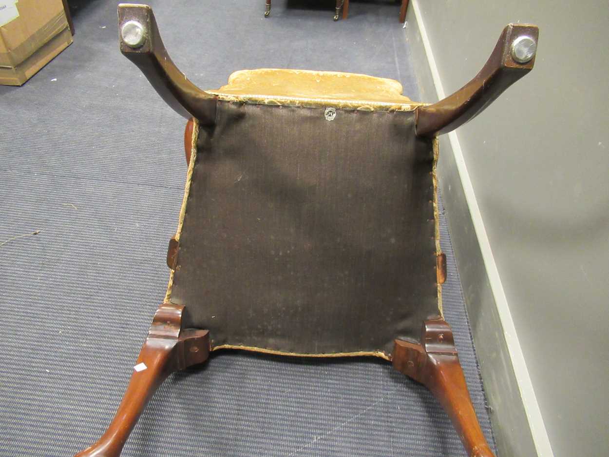 A George I style walnut armchair, with cut velvet upholstery, shepherd's crook arms, on cabriole - Bild 4 aus 5