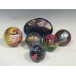 Two Jonathan Harris glass paperweights, a John Ditchfield glass pebble and various other glass