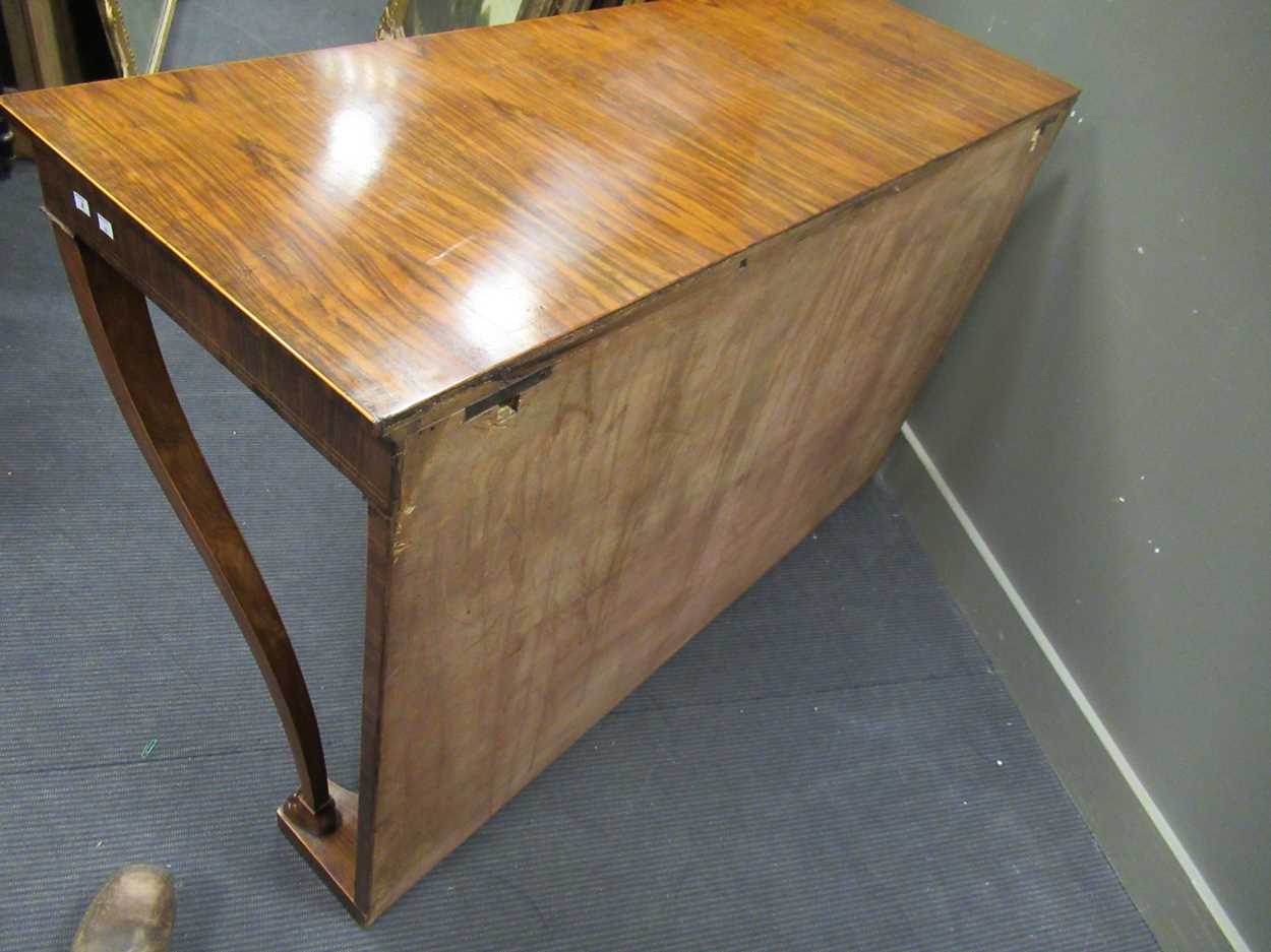 A Georgian style walnut consul table on lion paw carved foot supports 98 x 156 x 55.5cm - Bild 5 aus 6