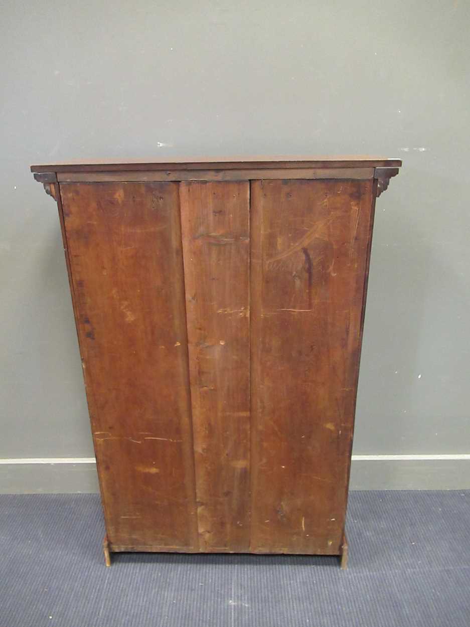 An early Victorian walnut bookcase with single glazed door on bracket feet, with key. 116 x 79 x - Bild 5 aus 5