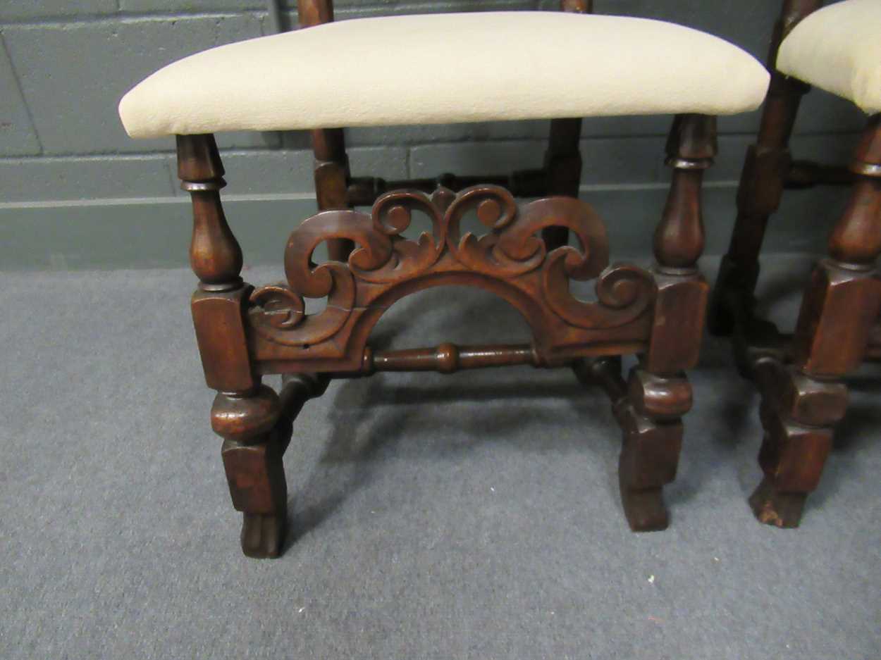 A pair of 17th century walnut side chairs - Bild 2 aus 6