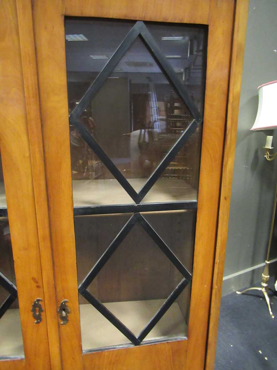 A two door Biedermeier book case, 163 x 99.5 x 44.5cmCondition report: Top is very scratched, - Bild 4 aus 5