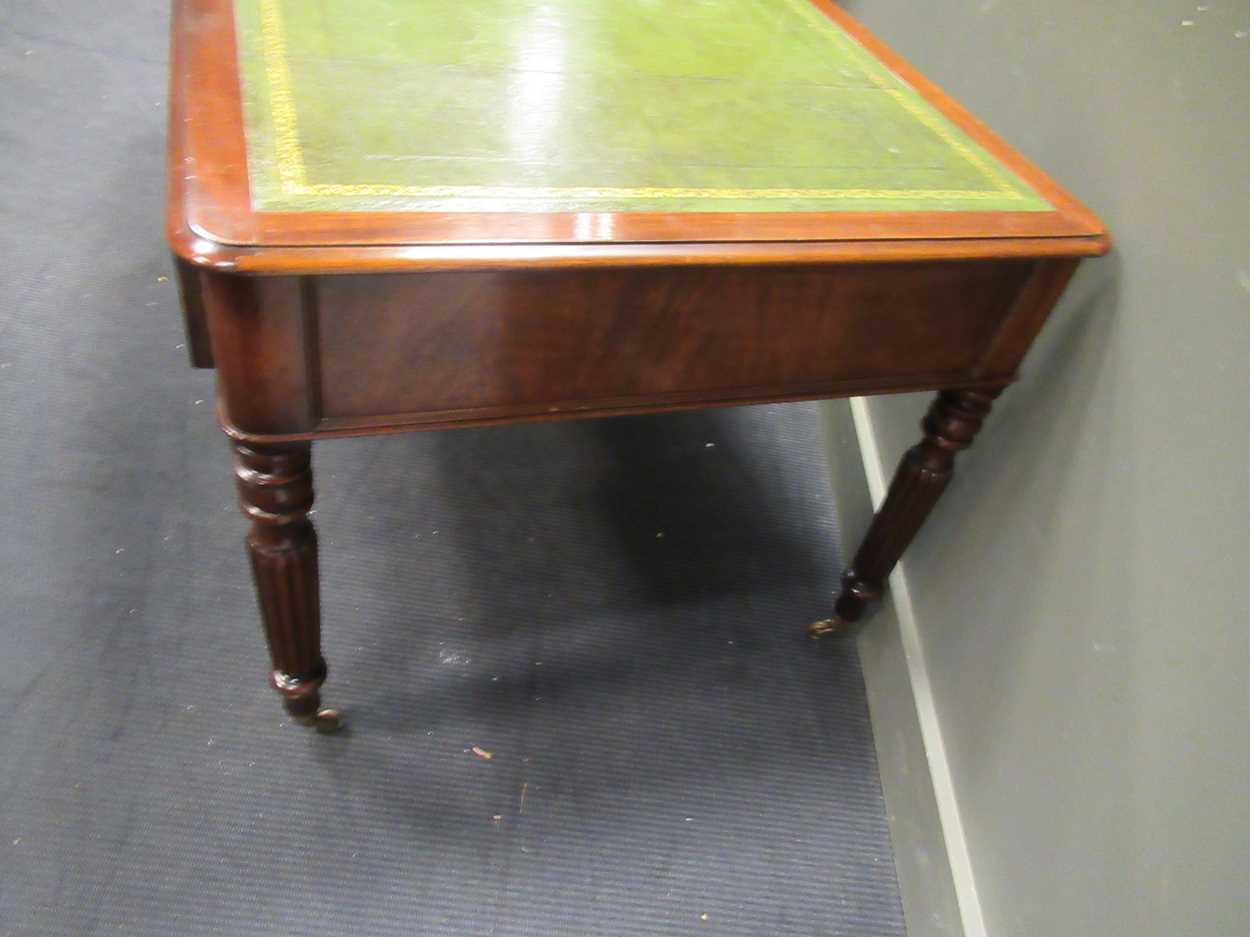 A Victorian style mahogany writing table with lined top 75 x 151 x 90cm - Bild 6 aus 7