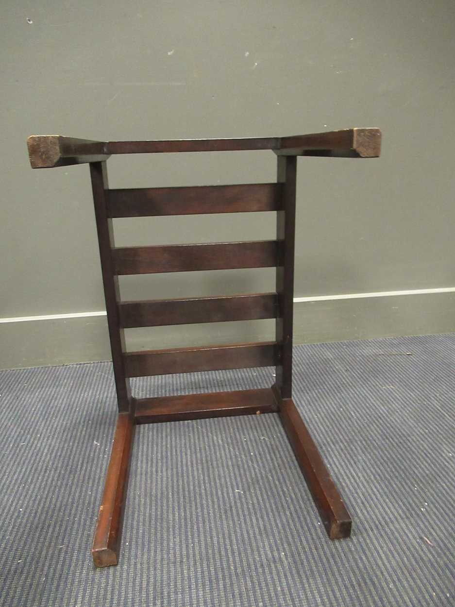 A vintage Georgian style mahogany luggage stand, - Bild 3 aus 3