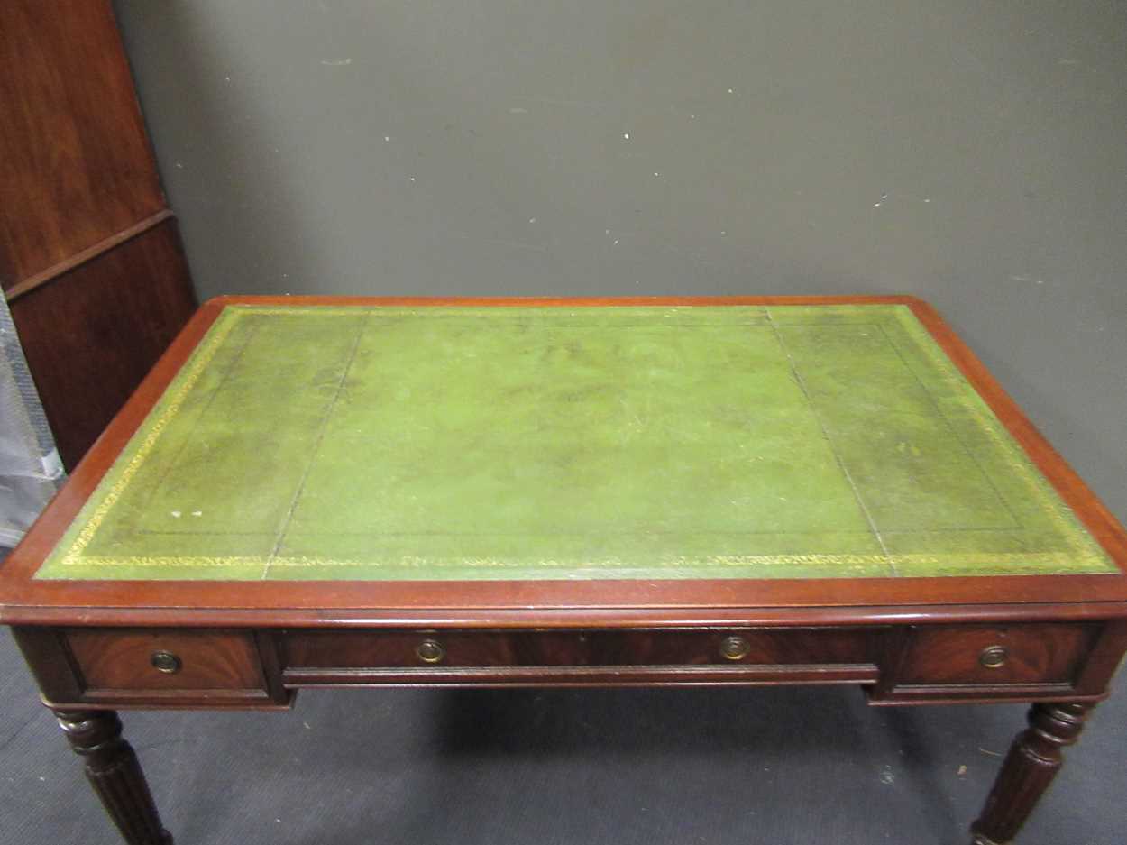 A Victorian style mahogany writing table with lined top 75 x 151 x 90cm - Bild 7 aus 7