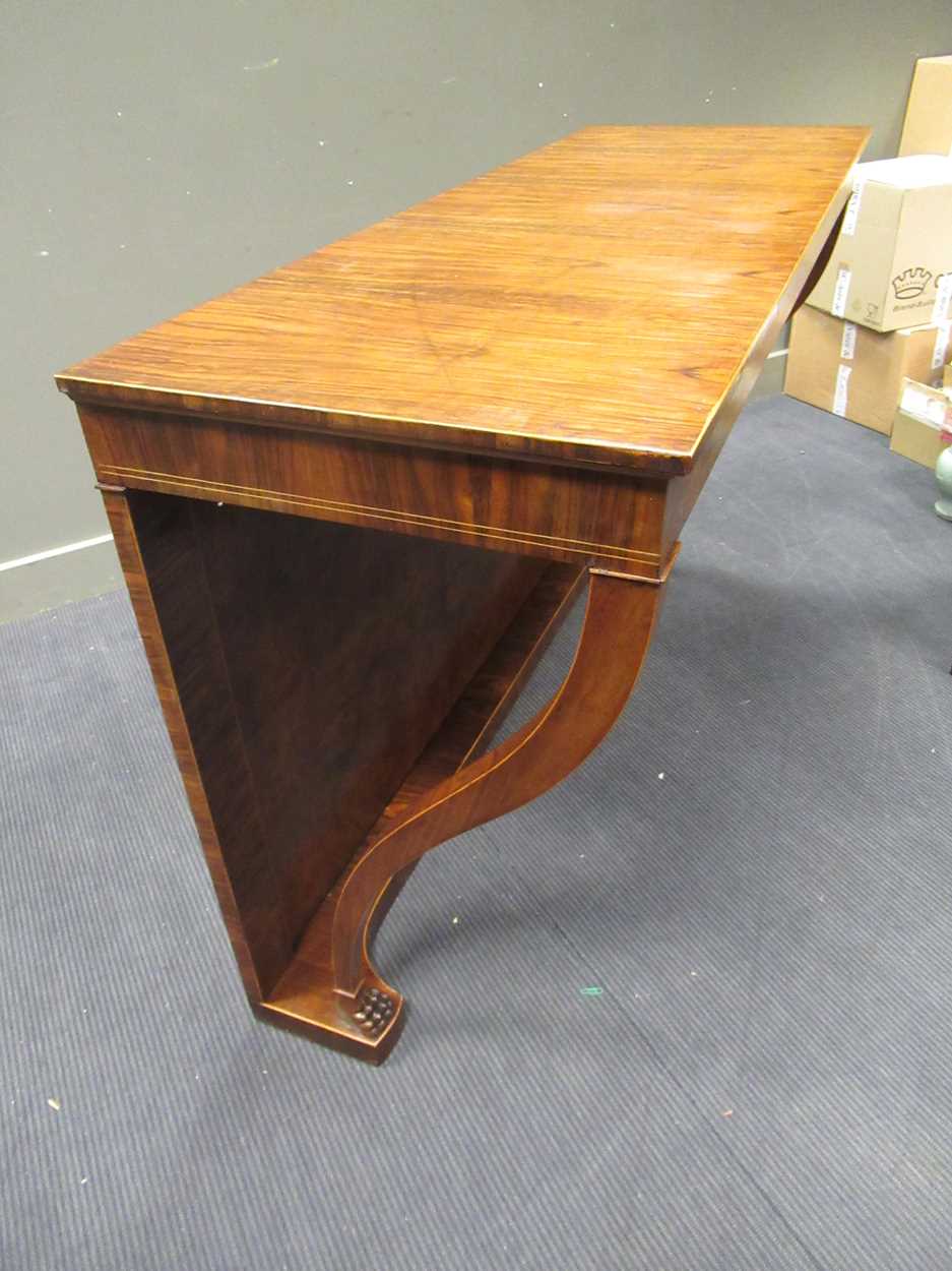 A Georgian style walnut consul table on lion paw carved foot supports 98 x 156 x 55.5cm - Bild 4 aus 6