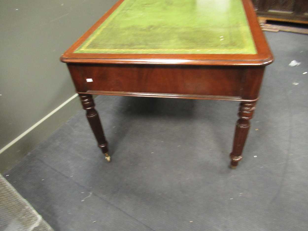 A Victorian style mahogany writing table with lined top 75 x 151 x 90cm - Bild 3 aus 7