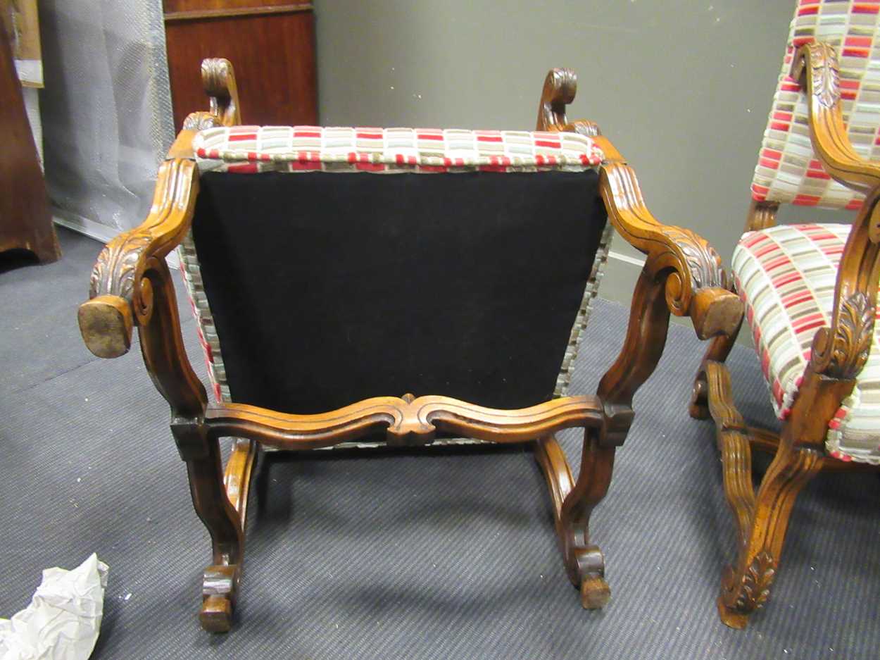 A pair of oak elbow chairs in the 17th century style, upholstered in modern rectangular panel - Bild 3 aus 5