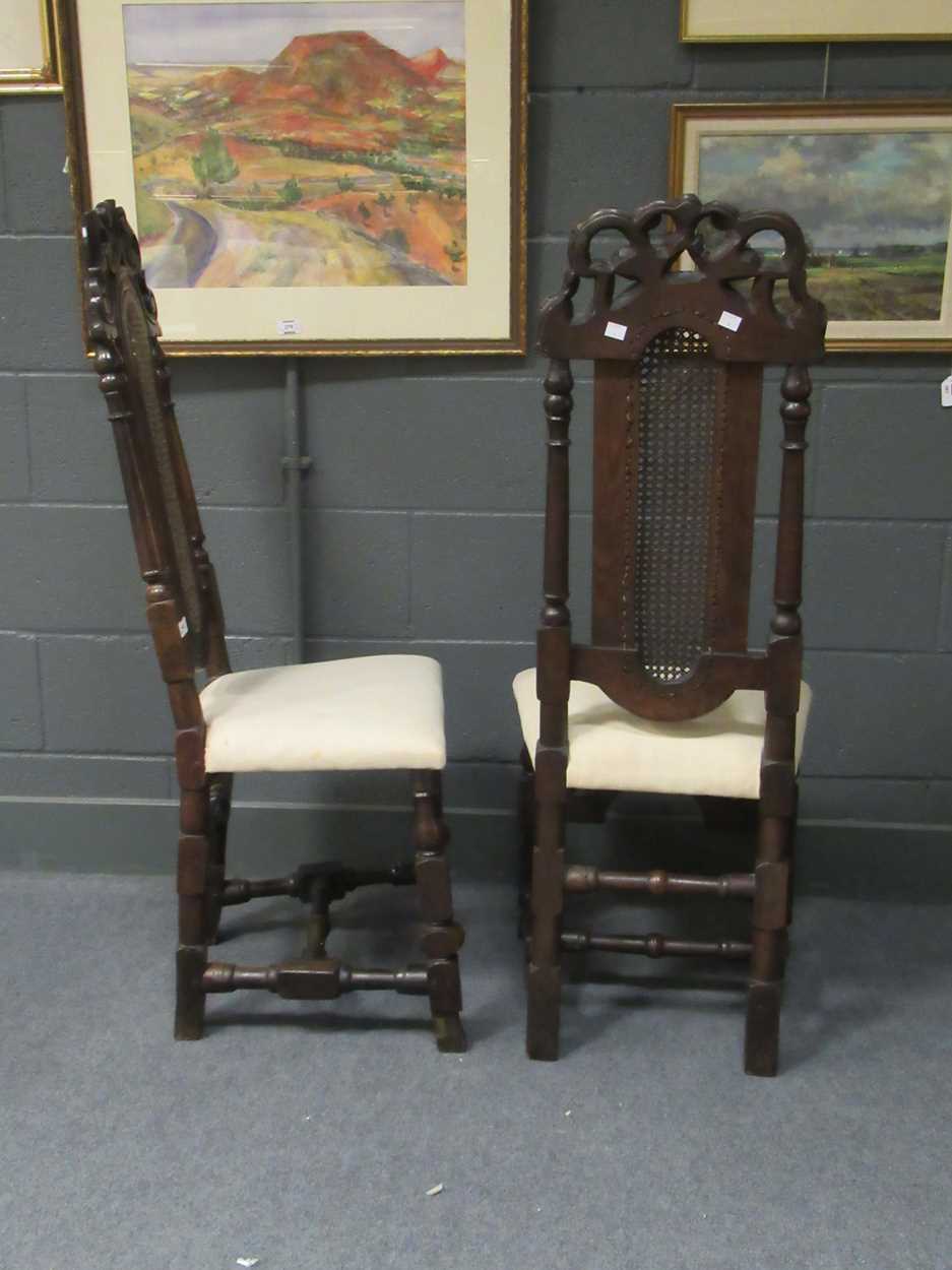 A pair of 17th century walnut side chairs - Bild 6 aus 6