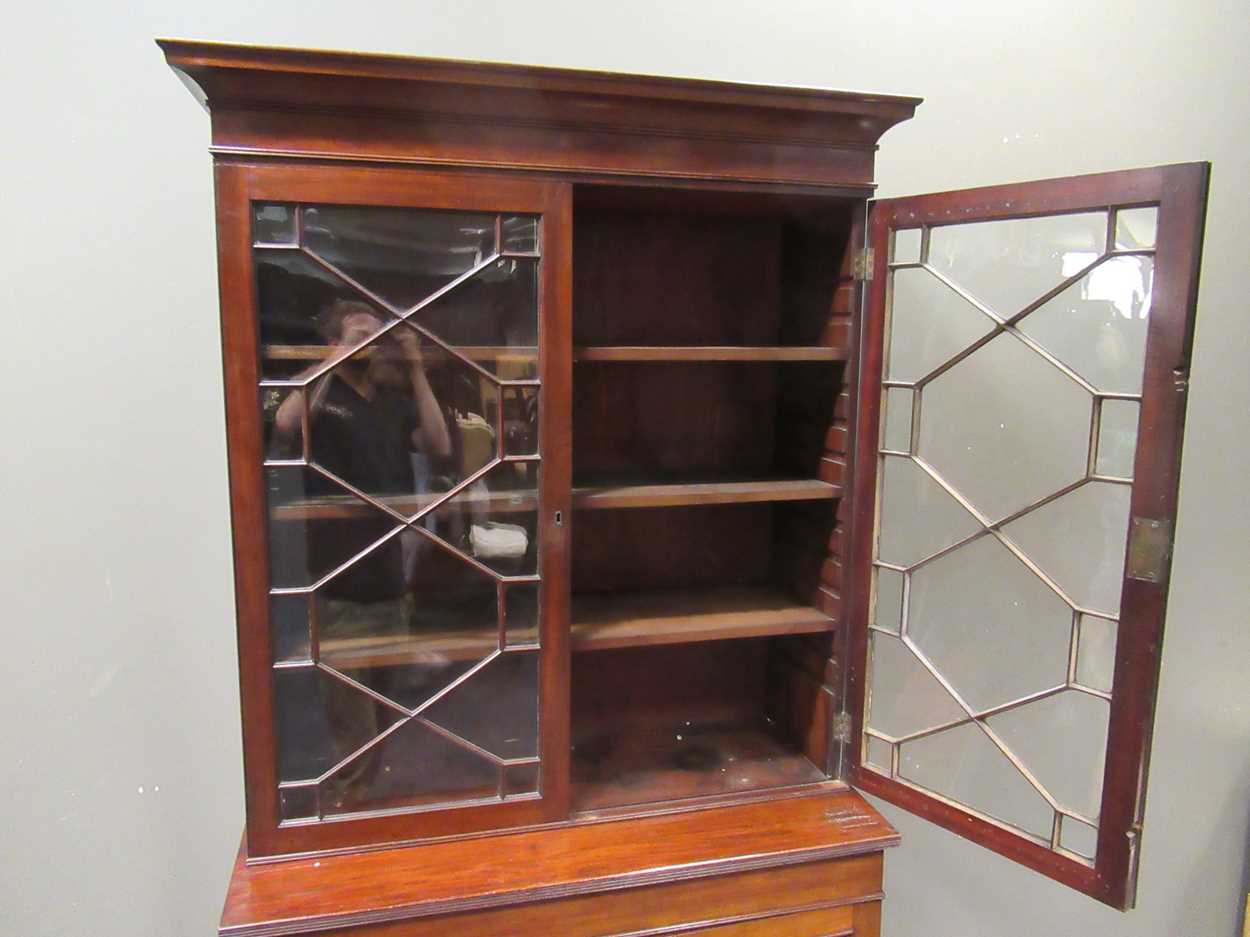 Mahogany bookcase with astragal glazed doors, 19th century 207 x 106 x 46cm - Bild 5 aus 6