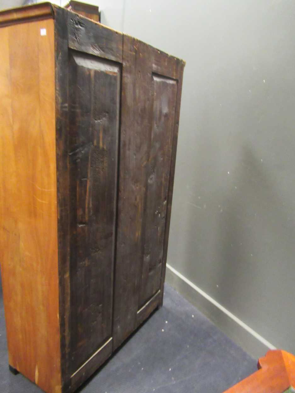 A two door Biedermeier book case, 163 x 99.5 x 44.5cmCondition report: Top is very scratched, - Bild 5 aus 5