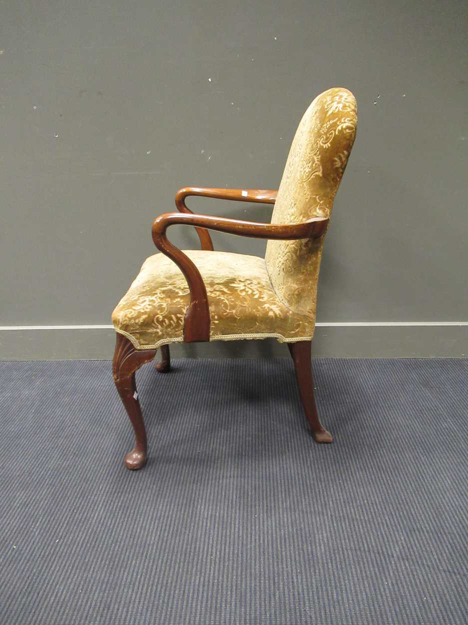 A George I style walnut armchair, with cut velvet upholstery, shepherd's crook arms, on cabriole - Bild 3 aus 5